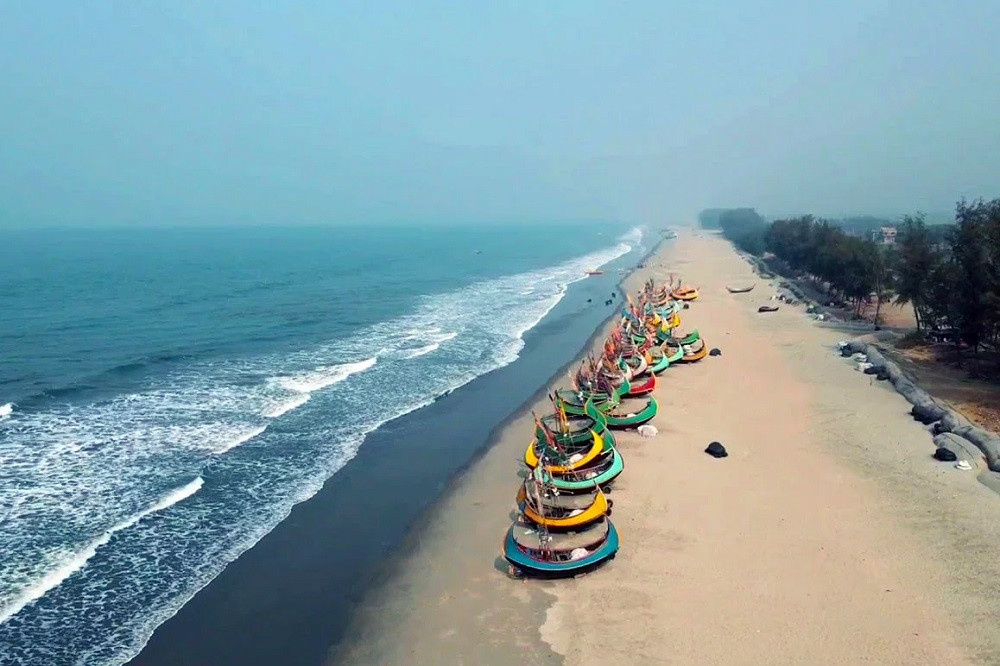 the beach of cox's bazar with colorful boats